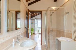 Kúpeľňa v ubytovaní Ca' do Pescou, Charming 2,Bedroom Apartment with Stunning Hill Views Overlooking the Greenery