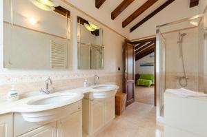 Kúpeľňa v ubytovaní Ca' do Pescou, Charming 2,Bedroom Apartment with Stunning Hill Views Overlooking the Greenery + 22 fotografií