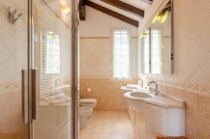 Kúpeľňa v ubytovaní Ca' do Pescou, Charming 2,Bedroom Apartment with Stunning Hill Views Overlooking the Greenery