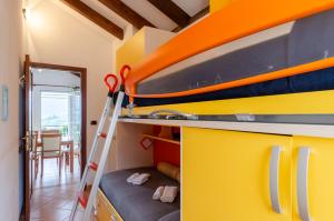 Poschodová posteľ alebo postele v izbe v ubytovaní Ca' do Pescou, Charming 2,Bedroom Apartment with Stunning Hill Views Overlooking the Greenery