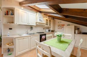 Kuchyňa alebo kuchynka v ubytovaní Ca' do Pescou, Charming 2,Bedroom Apartment with Stunning Hill Views Overlooking the Greenery
