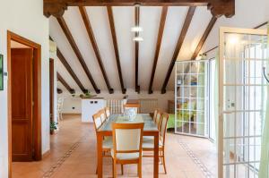Posedenie v ubytovaní Ca' do Pescou, Charming 2,Bedroom Apartment with Stunning Hill Views Overlooking the Greenery