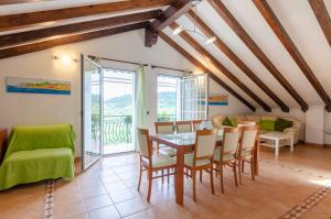 Posedenie v ubytovaní Ca' do Pescou, Charming 2,Bedroom Apartment with Stunning Hill Views Overlooking the Greenery