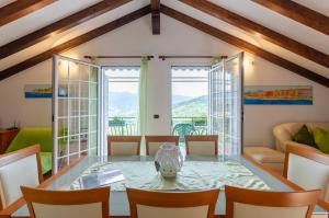 Posedenie v ubytovaní Ca' do Pescou, Charming 2,Bedroom Apartment with Stunning Hill Views Overlooking the Greenery