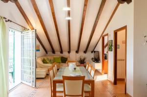 Posedenie v ubytovaní Ca' do Pescou, Charming 2,Bedroom Apartment with Stunning Hill Views Overlooking the Greenery