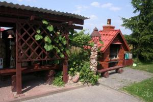 mały drewniany dom i ptasi domek w obiekcie Agroturystyka Pod Modrzewiem w Bałtowie