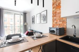 Kuchnia lub aneks kuchenny w obiekcie SuperApart Stalowa 39 Modern Unit with Kitchen & Wifi