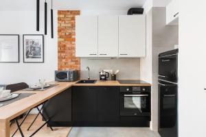 Kuchnia lub aneks kuchenny w obiekcie SuperApart Stalowa 39 Modern Unit with Kitchen & Wifi