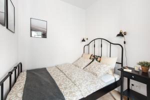 Łóżko lub łóżka w pokoju w obiekcie SuperApart Stalowa 39 Modern Unit with Kitchen & Wifi