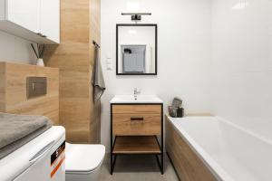 Kúpeľňa v ubytovaní SuperApart Stalowa 39 Modern Unit with Kitchen & Wifi + 37 fotografií