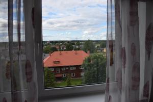 ventana con vistas a una casa en Uma Kuup Guest Apartments, en Võru