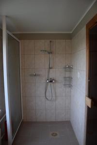 baño con ducha y puerta de cristal en Uma Kuup Guest Apartments, en Võru