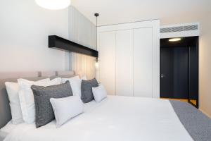 Una cama o camas en una habitación de WHome | Prime Location Luxury Apartment