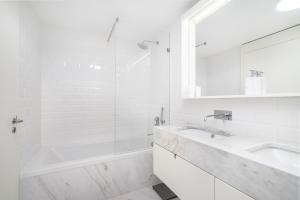 WHome | Prime Location Luxury Apartmentにあるバスルーム +22枚の写真