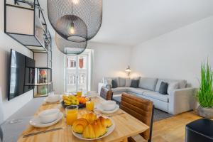 uma sala de estar com uma mesa com fruta em WHome | Prime Location Luxury Apartment em Lisboa