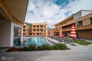 The swimming pool at or close to Tirol Lodge