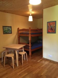 a room with a table and a bunk bed at O Fogar do Monte in Sober