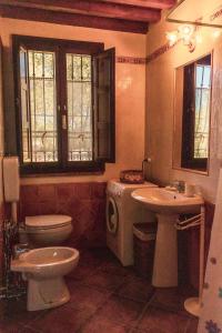 ein Badezimmer mit Toilette und Waschbecken in der Unterkunft Agriturismo Il Marrucheto in Scala Santa + 32 Fotos