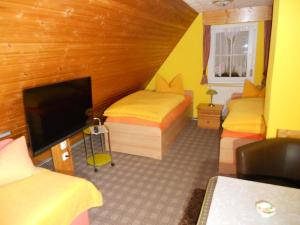 En eller flere senge i et værelse på Familienpension Erfurt
