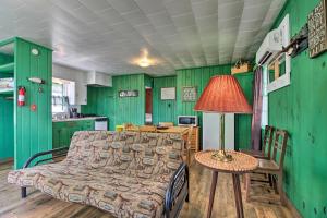 Posezení v ubytování Lakefront Retreat with Boat Rentals, Beach and Bar