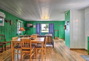 TV a/nebo společenská místnost v ubytování Lakefront Retreat with Boat Rentals, Beach and Bar