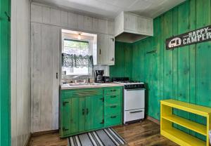 Kuchyň nebo kuchyňský kout v ubytování Lakefront Retreat with Boat Rentals, Beach and Bar + 19 fotografií