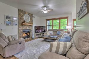 Posezení v ubytování Blue Ridge Mtn Views Condo with Furnished Balcony