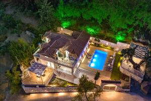 Bazén v ubytování Andromeda Villa nebo v jeho okolí