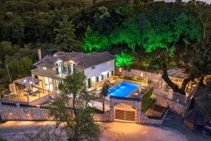 Bazén v ubytování Andromeda Villa nebo v jeho okolí