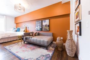 ダラスにあるThe Bishop Arts Hotel by Qresortsのソファとベッドのあるリビングルーム +37枚の写真