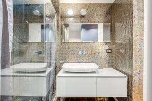 Piazza Santa Croce Design Apartment with Balcony tesisinde bir banyo