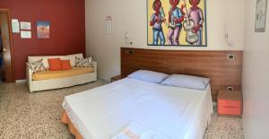 サレルノにあるPiccolo Principe Salerno B&Bのベッドルーム(ベッド1台、ソファ付)