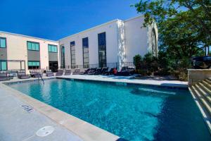 uma piscina em frente a um edifício em The Bishop Arts Hotel By Bluelofts em Dallas