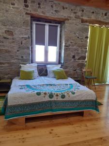een slaapkamer met een groot bed en een raam bij Quinta Quatro Ventos in Sertã