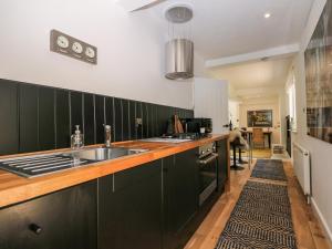 una cocina con armarios verdes y fregadero en Kub House en Tring