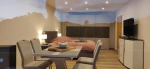 Televisyen dan/atau pusat hiburan di Appartement Schönblick STADTTEIL BAD MÜNSTER AM STEIN EBERNBURG