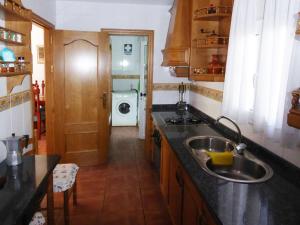 a kitchen with a sink and a washing machine at Vivienda rural casa manoli 