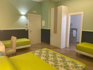 Habitación pequeña con 2 camas y sofá en Porto di mare b&b, en Giovinazzo