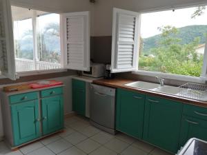 مطبخ أو مطبخ صغير في Rose phoenix appartement terrasse et piscine vue mer