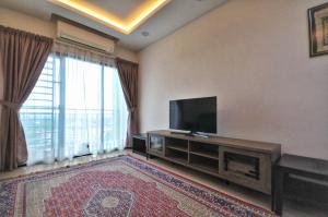 uma sala de estar com uma televisão de ecrã plano e uma janela grande em Rusnoor Homestay Alami Residensi 2-17-2 em Shah Alam
