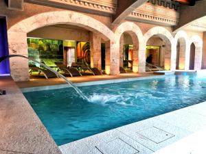 basen z fontanną w budynku w obiekcie Torre Del Nera Albergo diffuso & Spa w mieście Scheggino