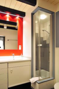 a bathroom with a shower and a sink at Suite „Hannover“ - modernes Apartment in Fachwerkhaus in Hannover