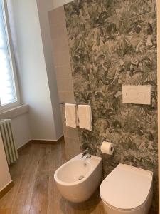 ein Bad mit einem WC und einem Waschbecken in der Unterkunft Porto di mare b&b in Giovinazzo