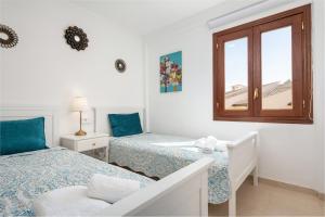 Un pat sau paturi într-o cameră la Tamarels beach apartment in Pollensa +8 fotografii