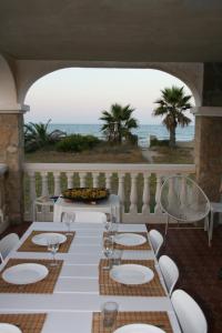 un tavolo e sedie su un balcone con vista sull'oceano di Beach House Villa Roca a Cullera