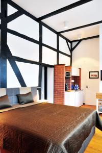 a bedroom with a large bed in a room at Suite „Herrenhausen“ - stilvolles Apartment in Fachwerkhaus in Hannover