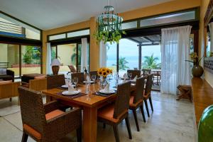 comedor con mesa de madera y sillas en The beach is calling! Big Beach house with all around ocean views in five-star beachfront resort en Cruz de Huanacaxtle