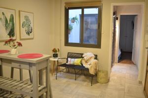 uma sala de estar com uma mesa e uma cadeira em Josefa - Departamento con terraza y parrila em Mendoza