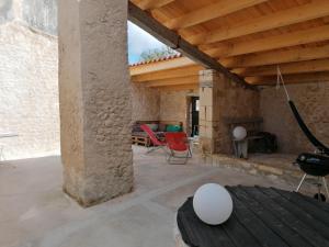 a living room with a table and a wooden ceiling at L'annexe de Gaston Port des Barques in Le Port-des-Barques