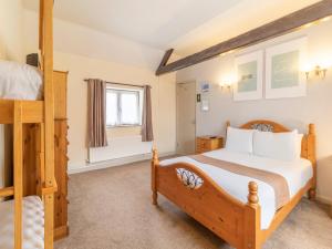 een slaapkamer met een bed en een stapelbed bij OYO Elm Farm Country House, Norwich Airport in Norwich